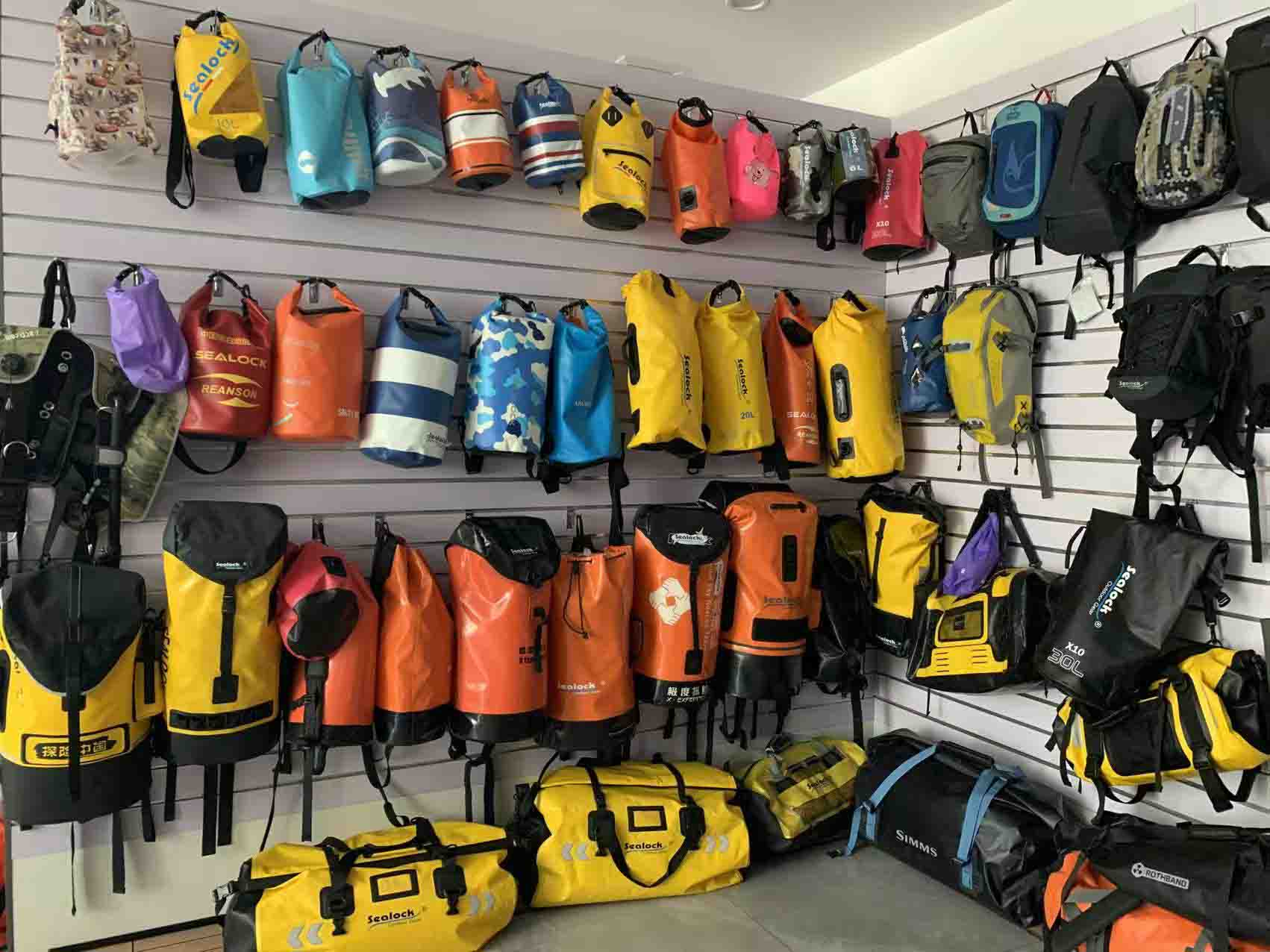 Geantă uscată impermeabilă pentru rafting: caracteristici esențiale pentru protecția apelor albe