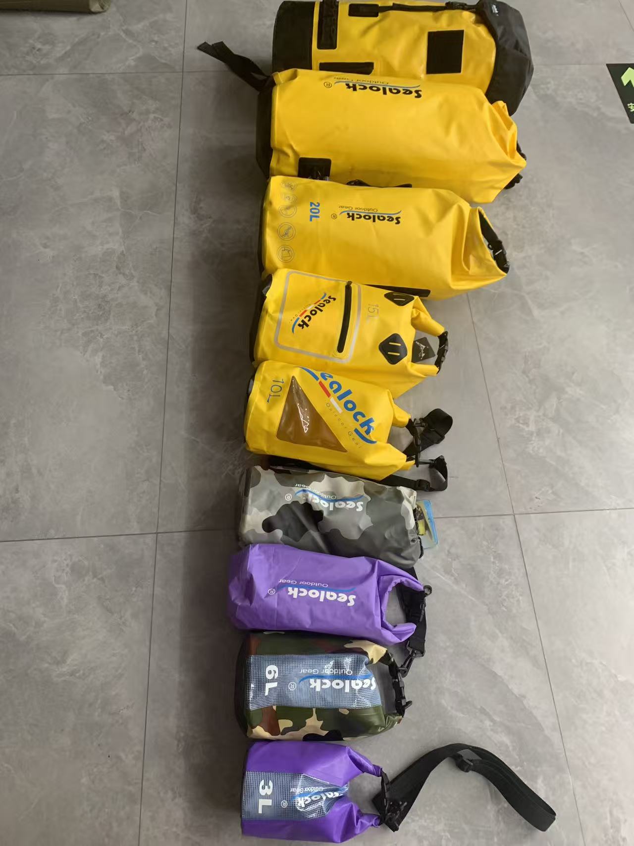 Producător de saci uscate: Ghid de producție pentru pungi impermeabile OEM și personalizate